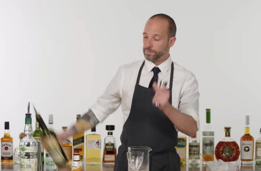 11 Bartenders Make a Martini (Classic, Speed, Tiki &…